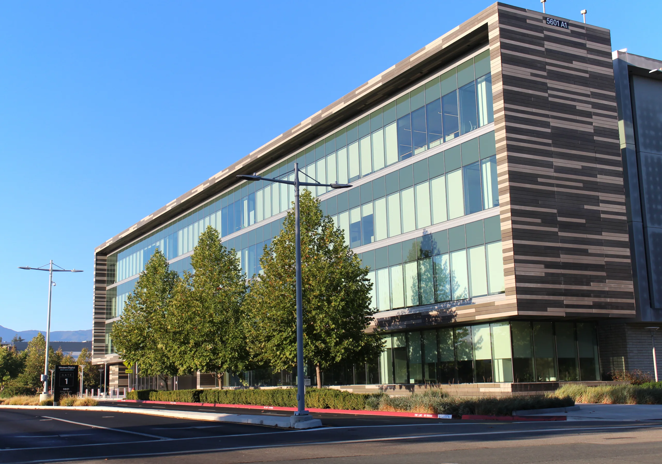 Western Digital WDC stock prediction: $900 bull vs $285 bear