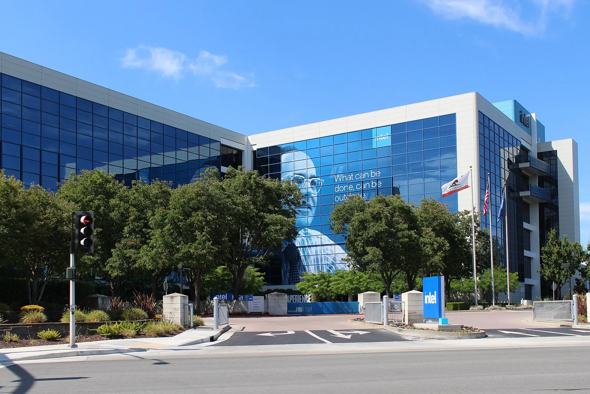 Intel (INTC) stock prediction: $135 bull case vs $48 bear…