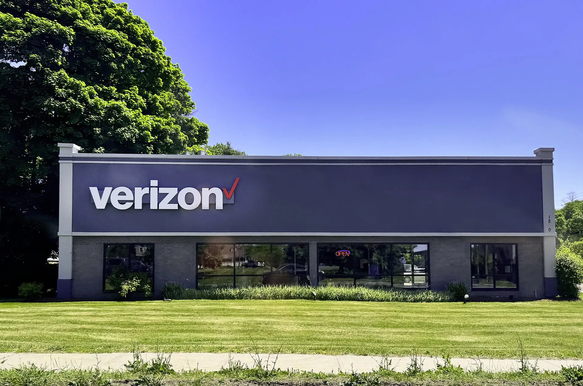 Verizon Layoffs Hit 16,600 as Record Quarter Funds the Cuts